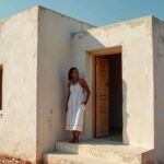 A woman builds a house alone, without bricks or concrete, using only polystyrene foam blocks, plaster, and simple structural reinforcement. Resistant to rain, intense sun, and humidity, she challenges traditional construction methods with a lightweight and inexpensive solution.