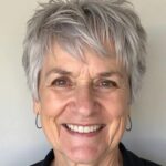 Grey hair: the “micro contour crop” is the ideal short cut to rejuvenate salt-and-pepper hair after 50