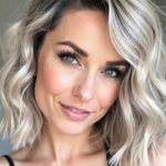 Salt-and-pepper hair: goodbye roots, “High-Low” balayage is the ideal way to enhance it, according to a hairdresser