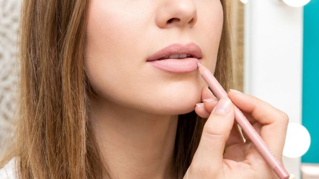 Lip-Liner-Placement-Trick-1024x576