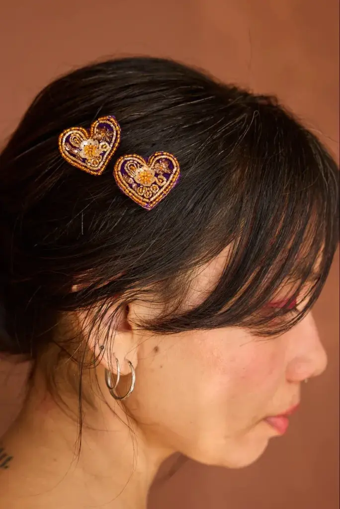 14 embroidered jewellery pieces