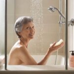 Hygiene after 65 : not once a day, not once a week, here’s the shower frequency that keeps you thriving